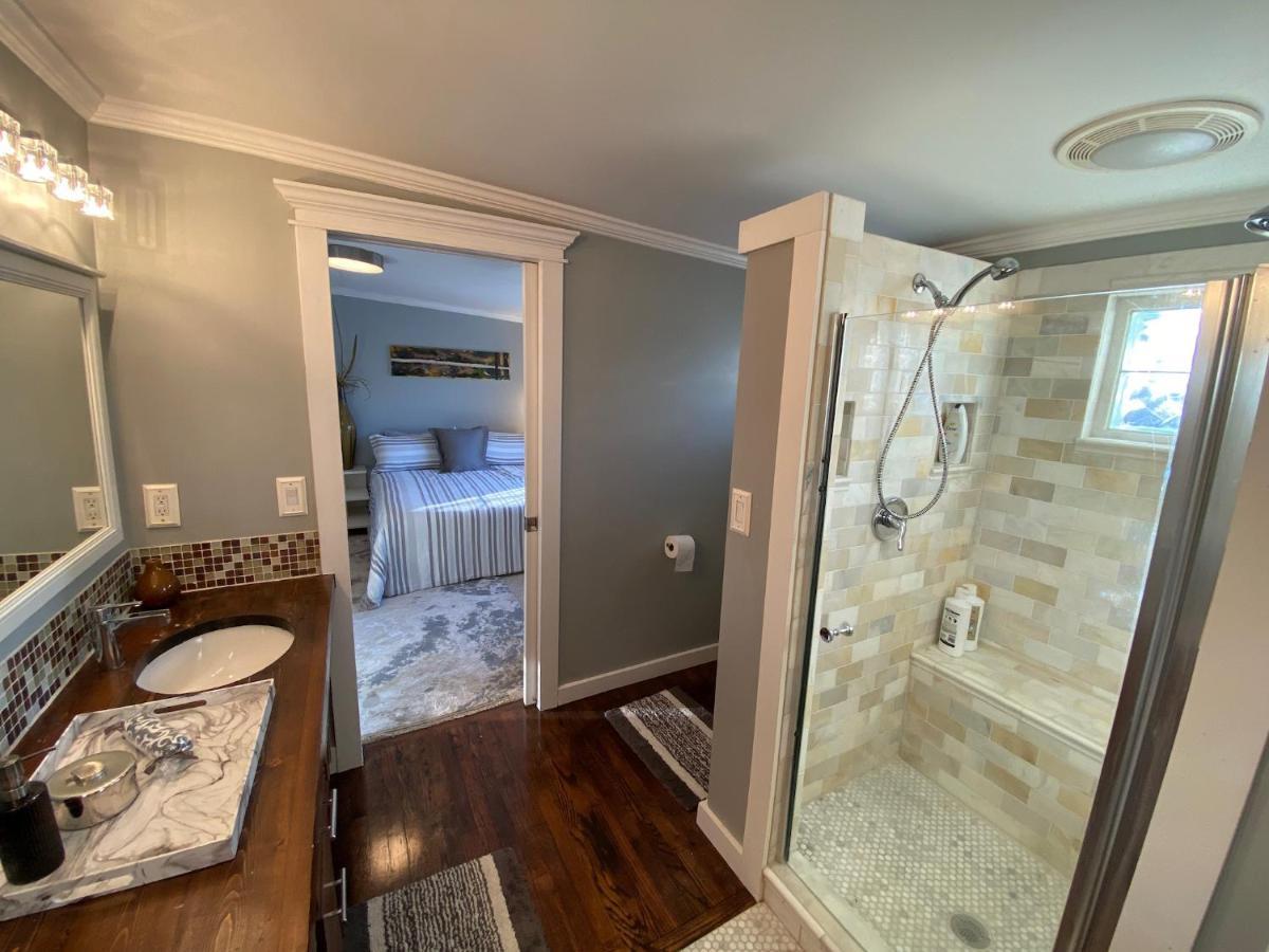 Here It Is! Cool Cape Cod-3 Br-2.5 Bath-12 Guests Olathe Exterior photo